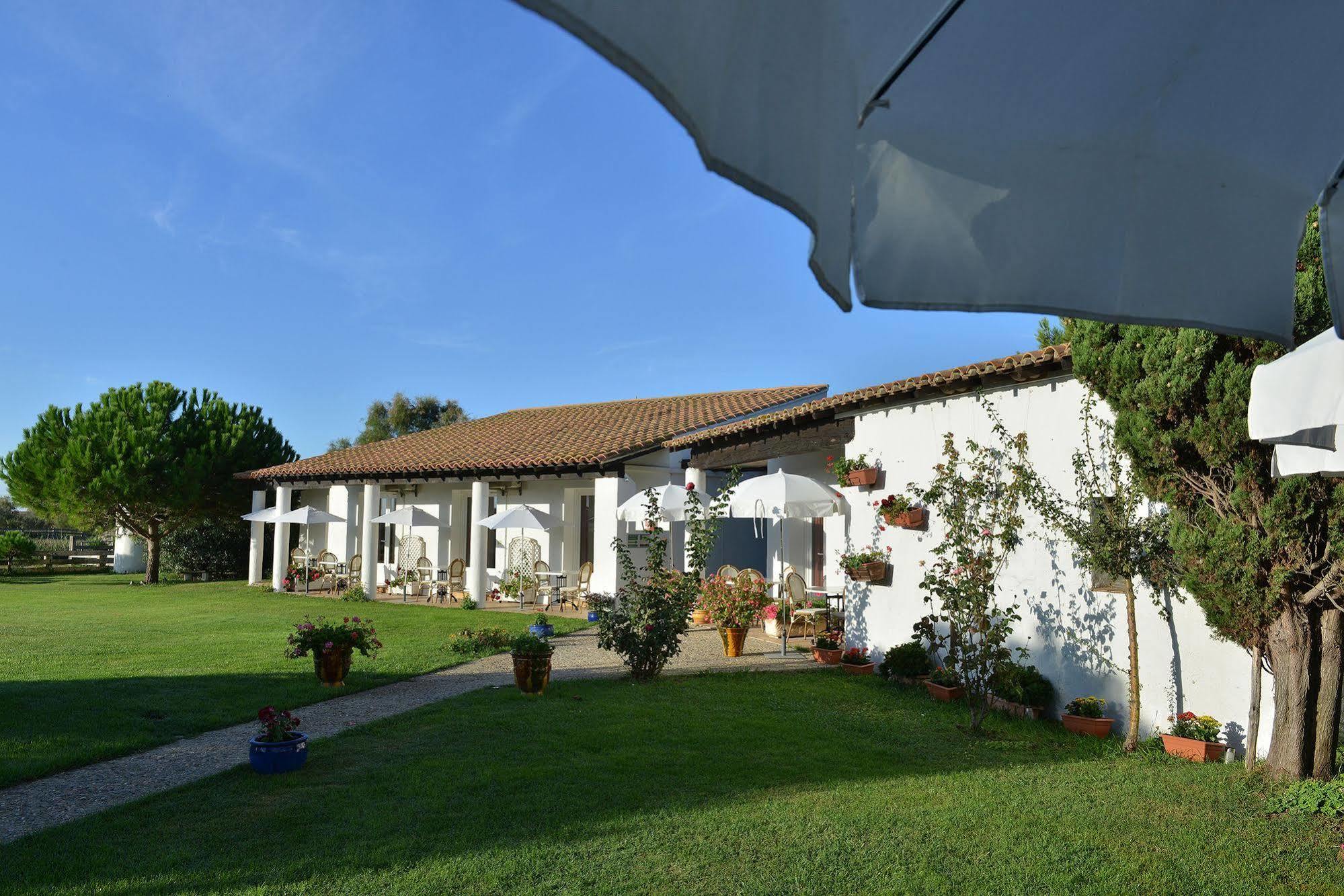 Mas De La Grenouillere Hotel Et Centre Equestre En Pleine Nature Saintes-Maries-de-la-Mer Buitenkant foto